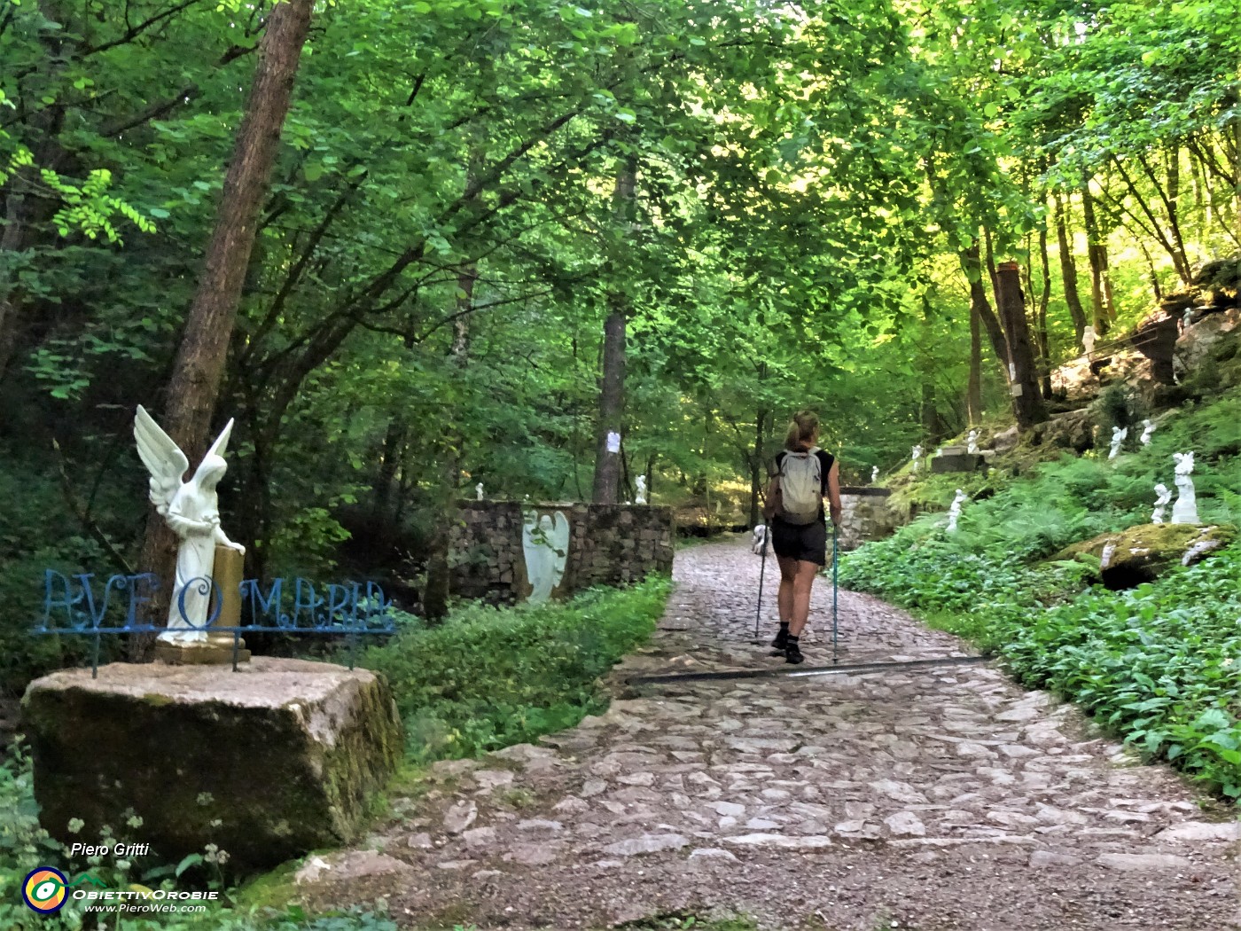 27 Un bianco angelo annuncia la grotta della Madonna di Lourdes.JPG